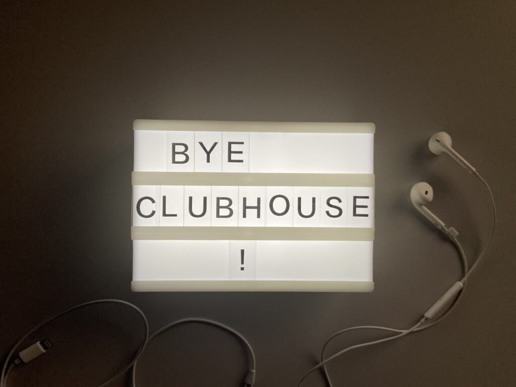 Lightbox mit Kopfhörern und der Aufschrift Bye Clubhouse
