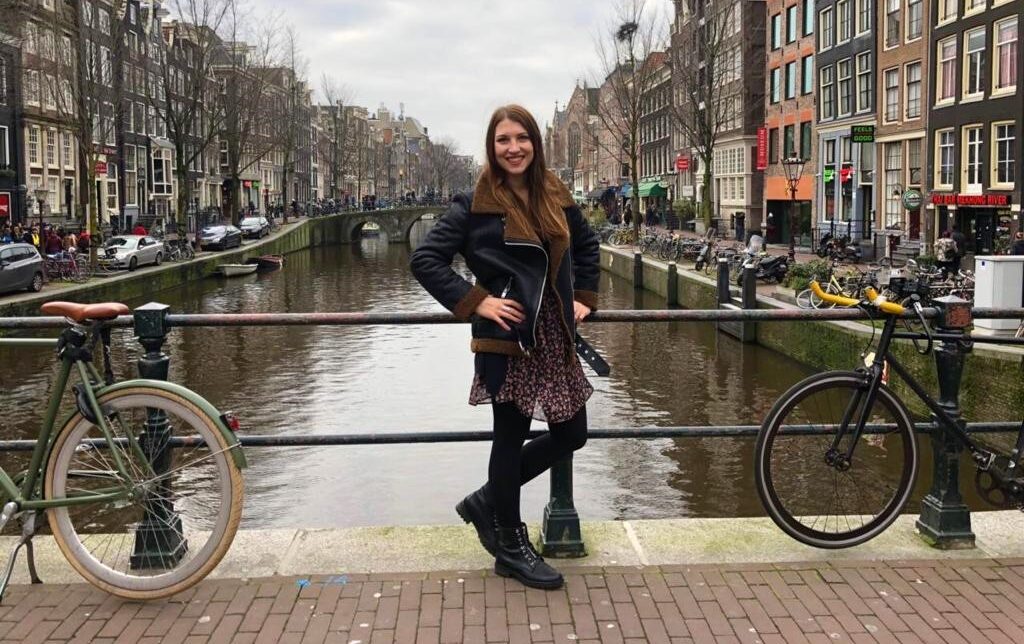 Lea auf einer Brücke in Holland