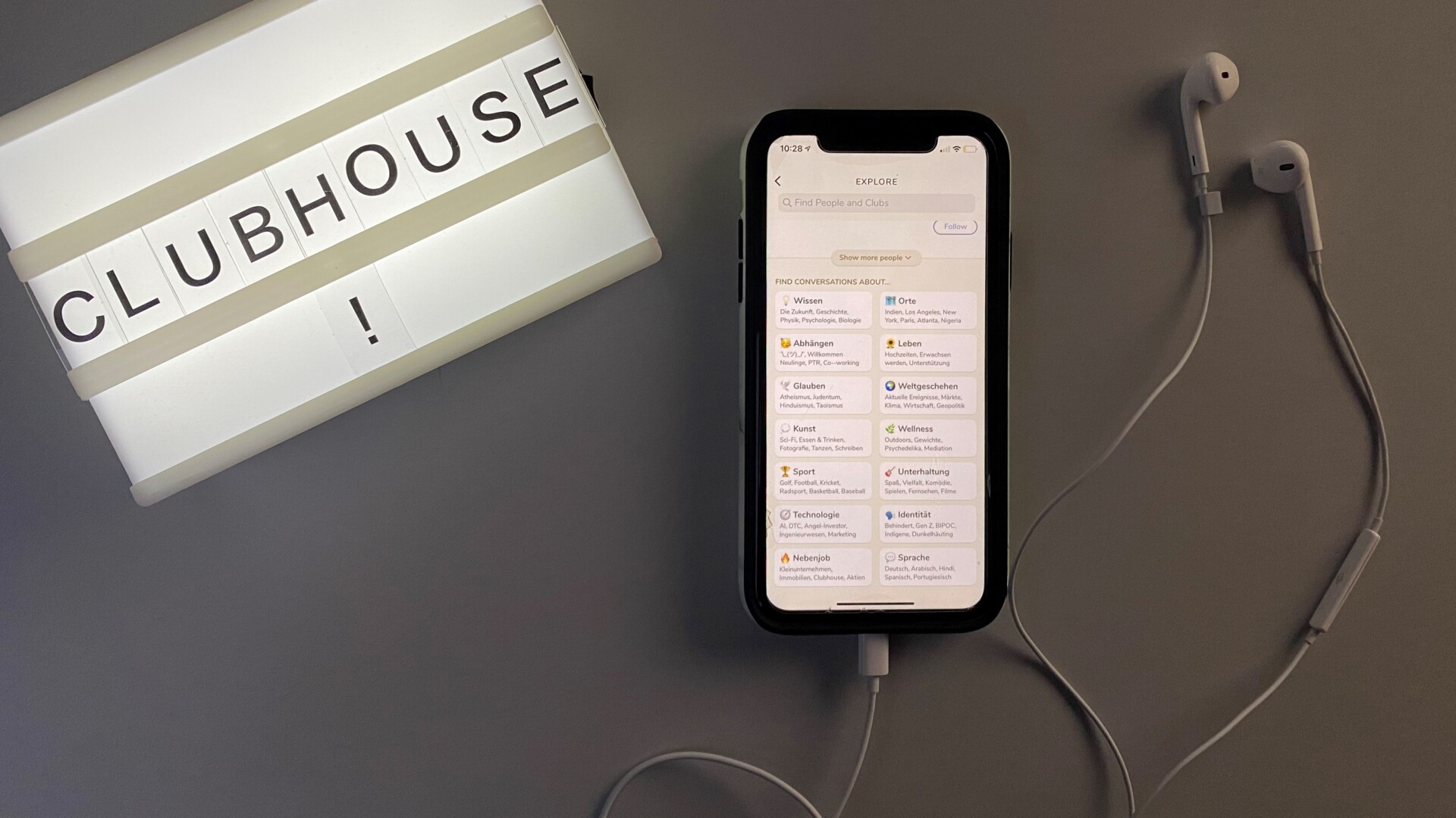Lightbox mit Clubhouse App und Kopfhörern