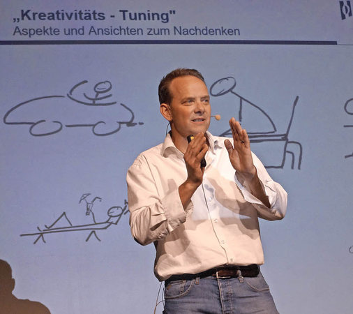 Bernhard Denne während eines Vortrags
