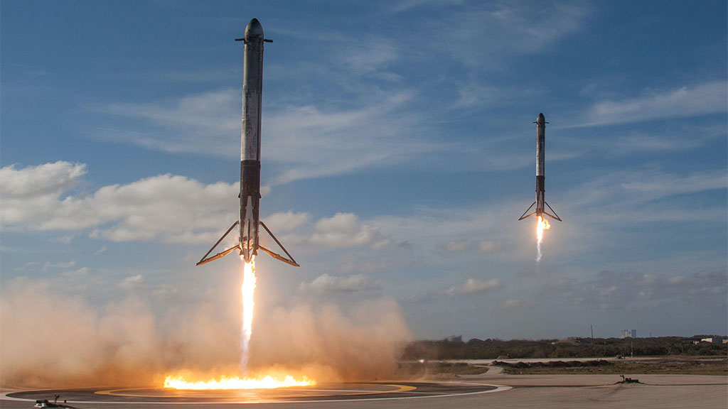 Zwei Booster Raketen von SpaceX landen