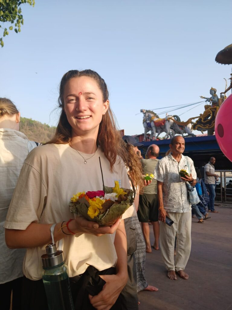 Eine junge Frau hält eine indische Speise