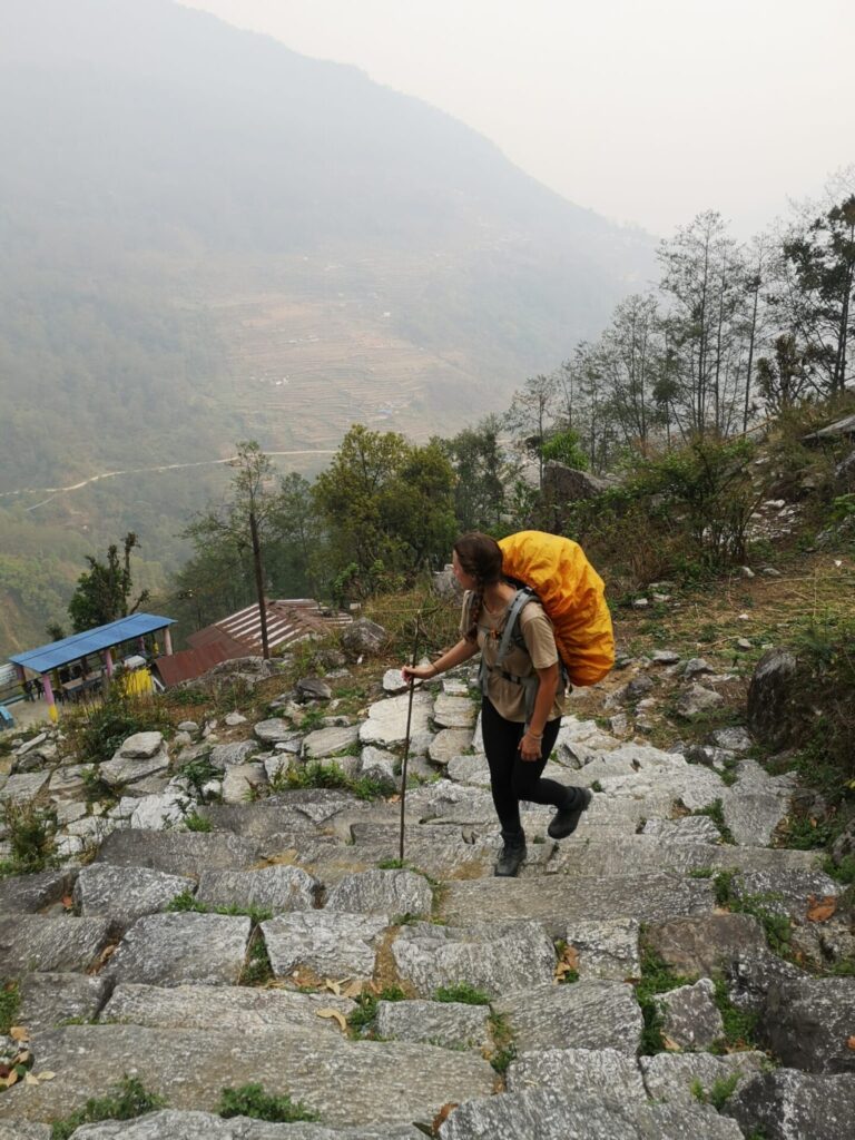 Eine junge Frau beim Wandern