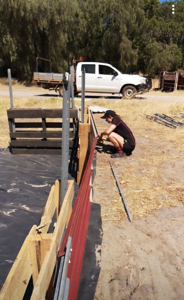 Eine junge Frau bei der Farmarbeit.