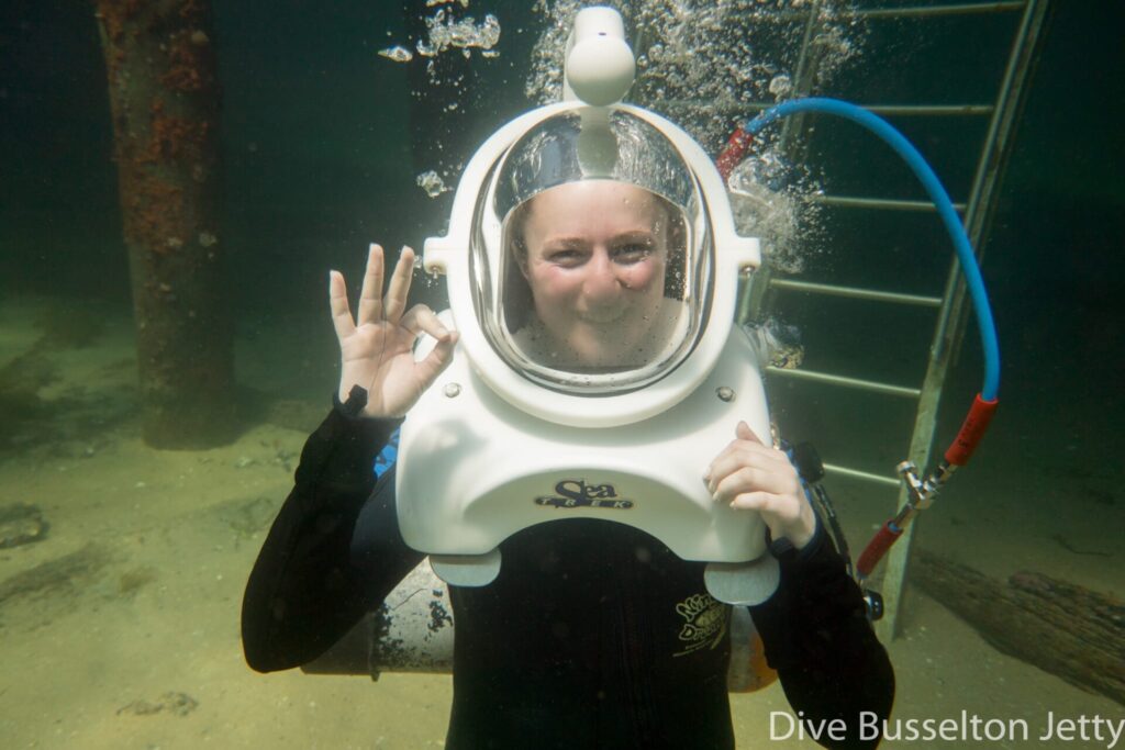 Eine junge Frau beim tauchen.