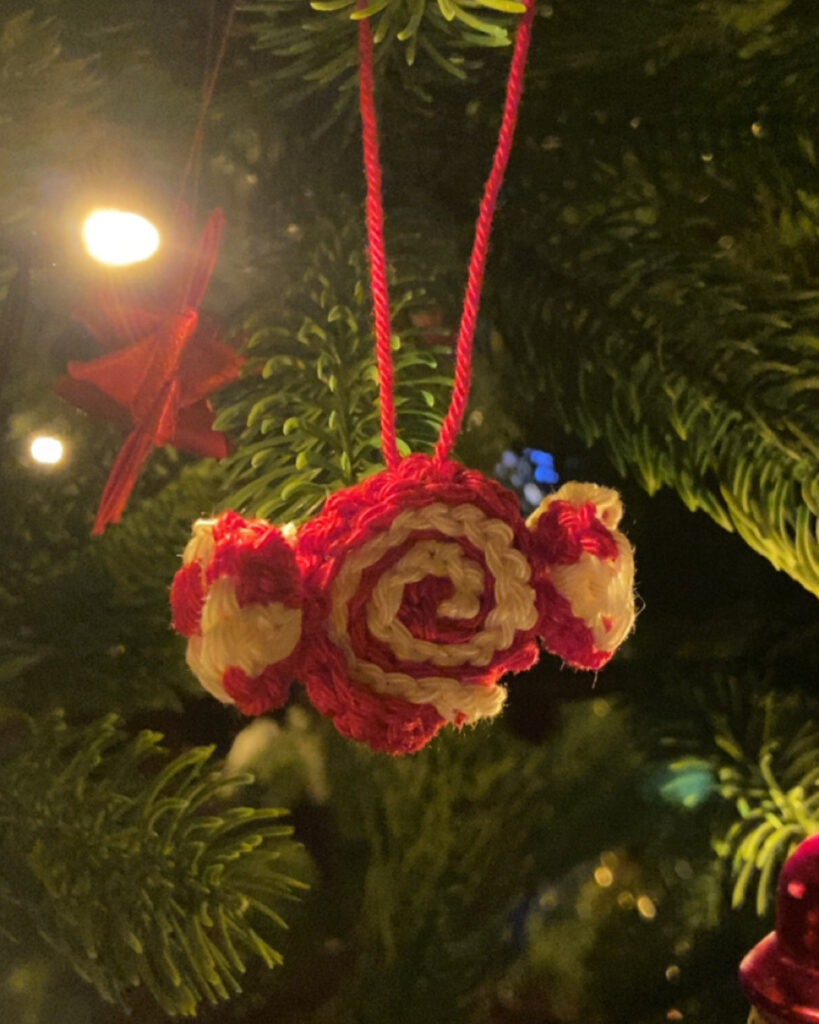 Rot-weißes Bonbon am Weihnachtsbaum