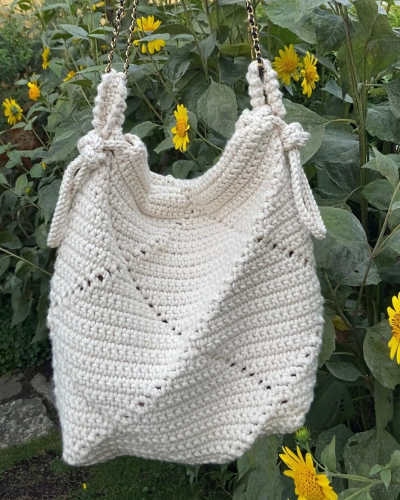 Gehäkelte Tasche mit Muster.