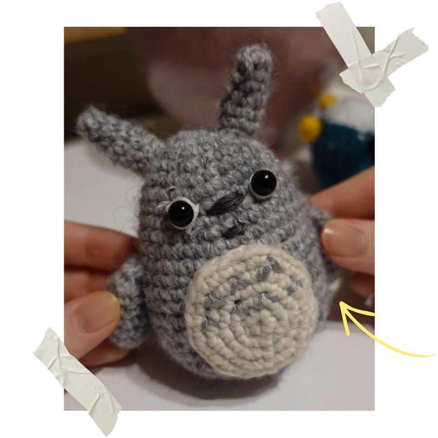 Eine gehäkelte graue Totoro Figur aus dem japanischen Anime-Film: Mein Nachbar Totoro.