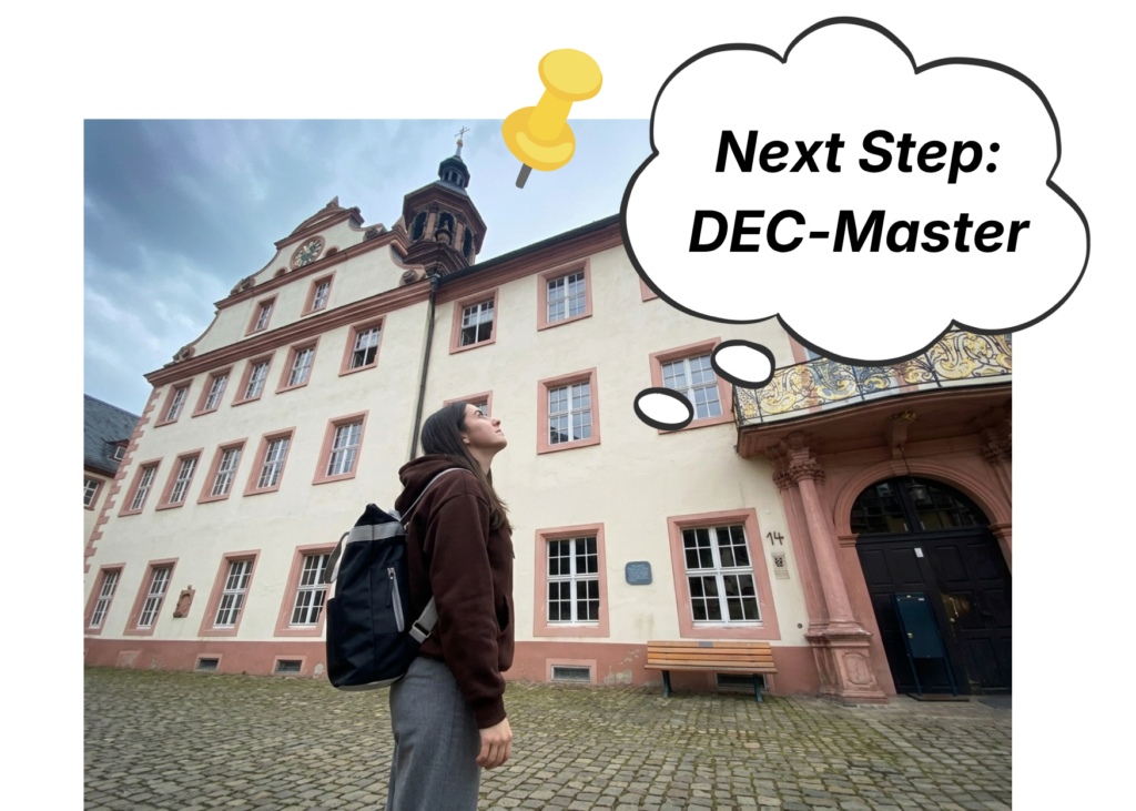 Eine Studentin steht vor dem Kloster Gengenbach, der Hochschule Offenburg und schaut in den Himmel, wo eine Gedankenblase mit den Worten: "Next Step: DEC-Master" steht.